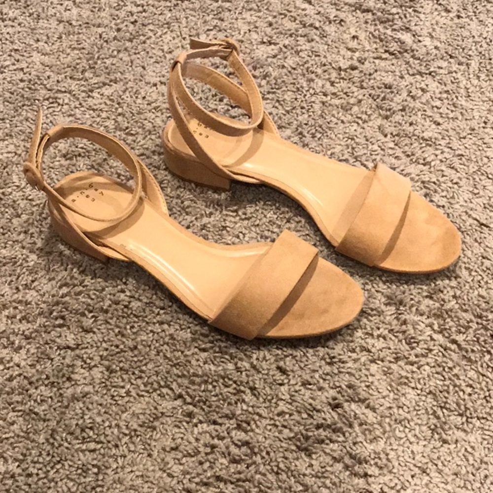 Cute slight heel Sandal.